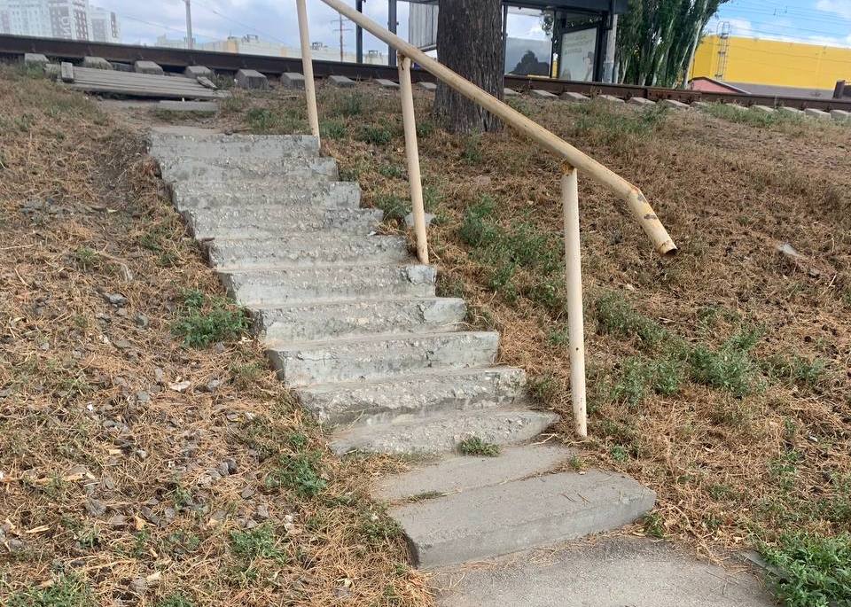 В Энгельсе дети ходят в школу по аварийной лестнице